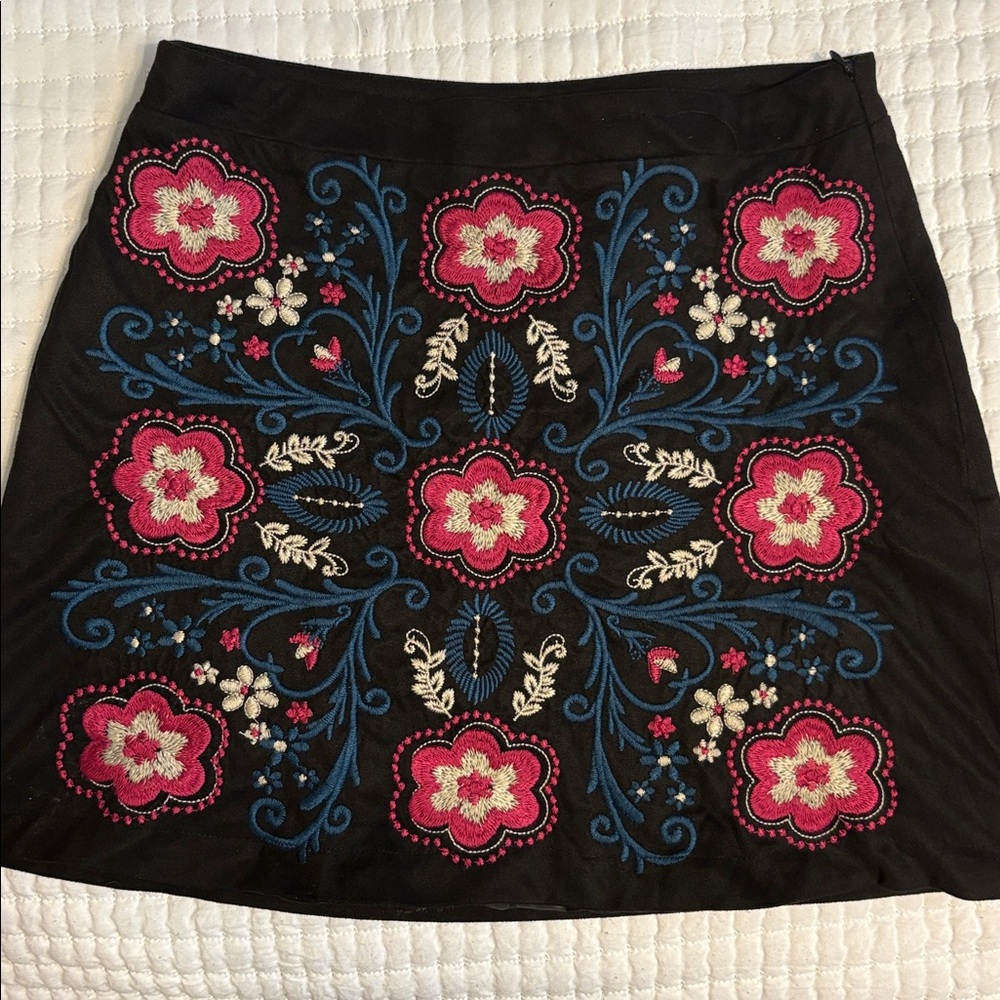 Miami Black‎ Embroidered Sueded Fabric Mini Skirt, Size Medium
